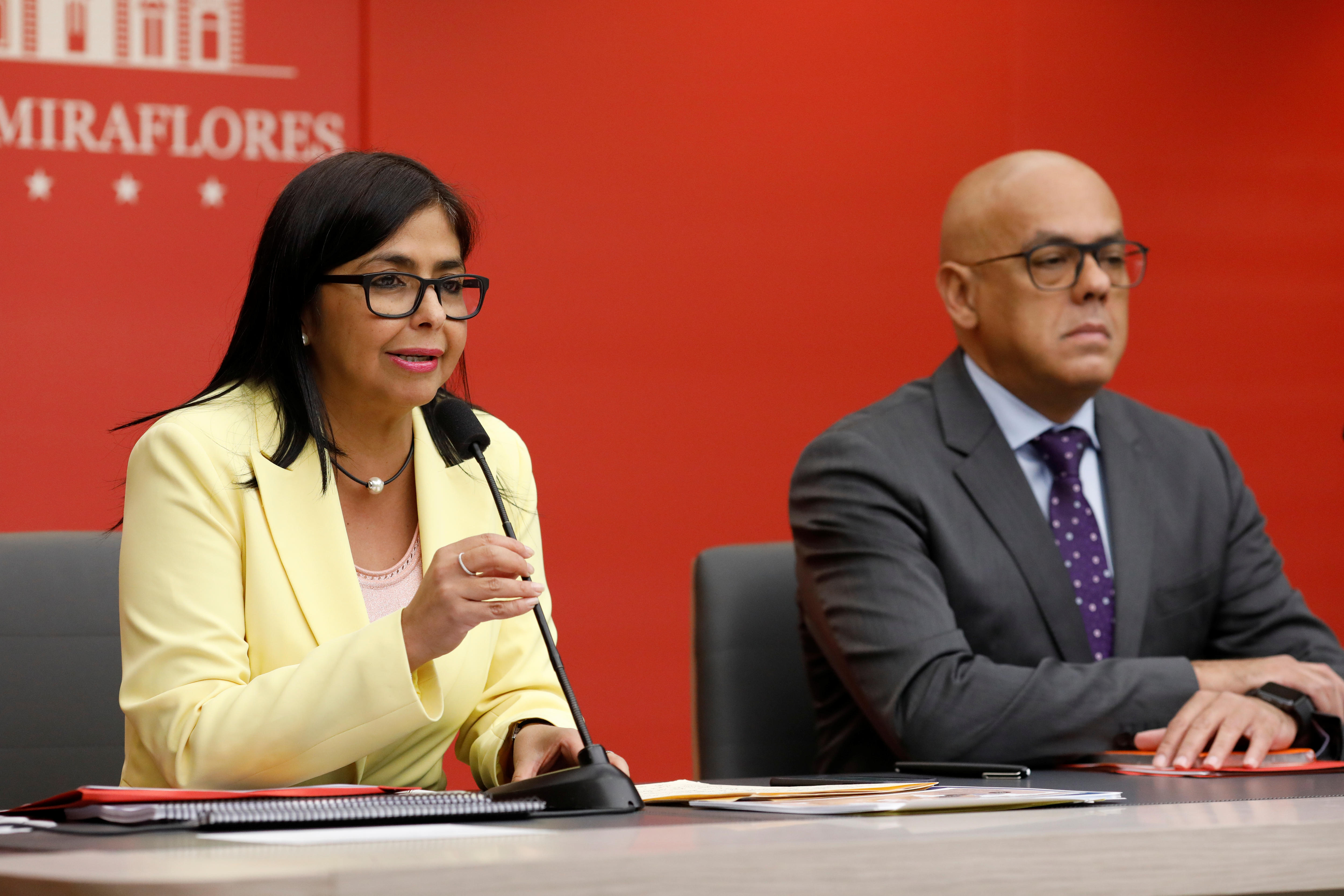 Delcy y Jorge Rodríguez están sentados uno al lado del otro en un escritorio.