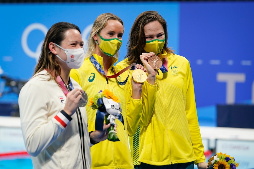 Australian women Emma McKeon and Cate Campbell pose with their medals with Siobhan Bernadette Haughey.