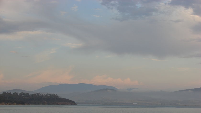 The bushfire near Maydena in the Derwent Valley sends a shroud of smoke over Mount Wellington this morning