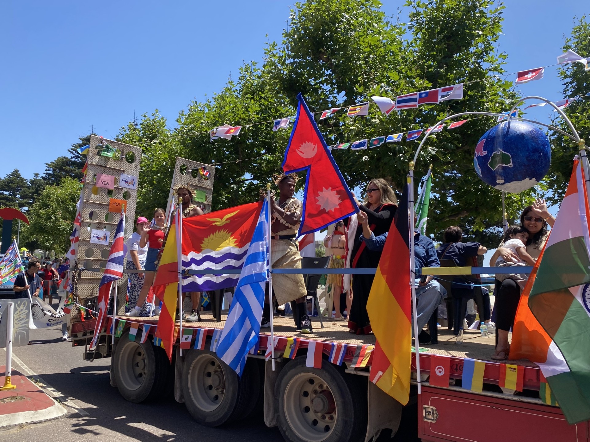 Una procesión callejera durante el festival Tunarama.