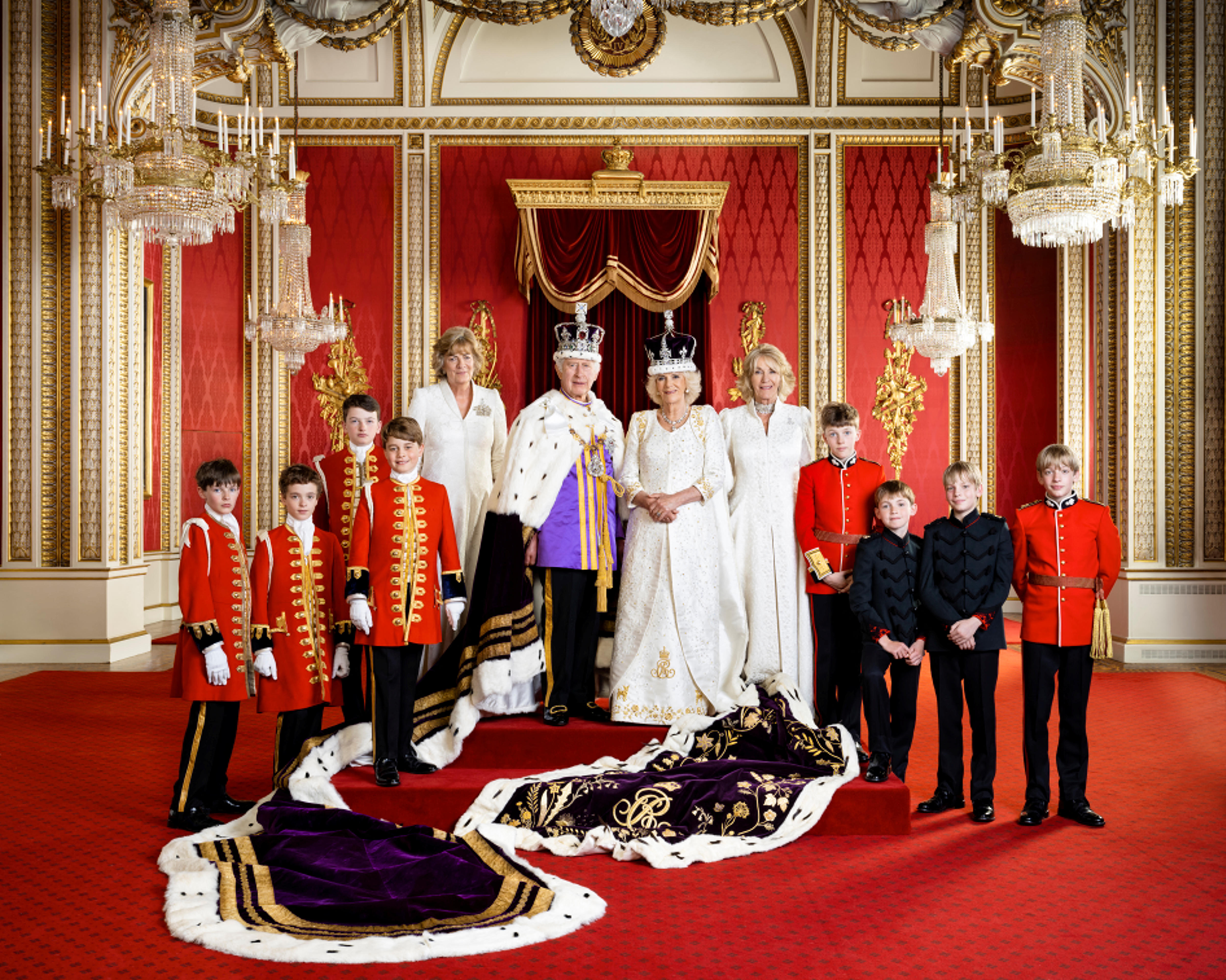 King Charles Poses With Heirs Prince Of Wales And Prince George Of   2ed9af0fcf2f00bf831156bdb7882fe4