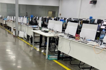 一名受害者提供的照片显示了柬埔寨诈骗电话中心一排排的电脑