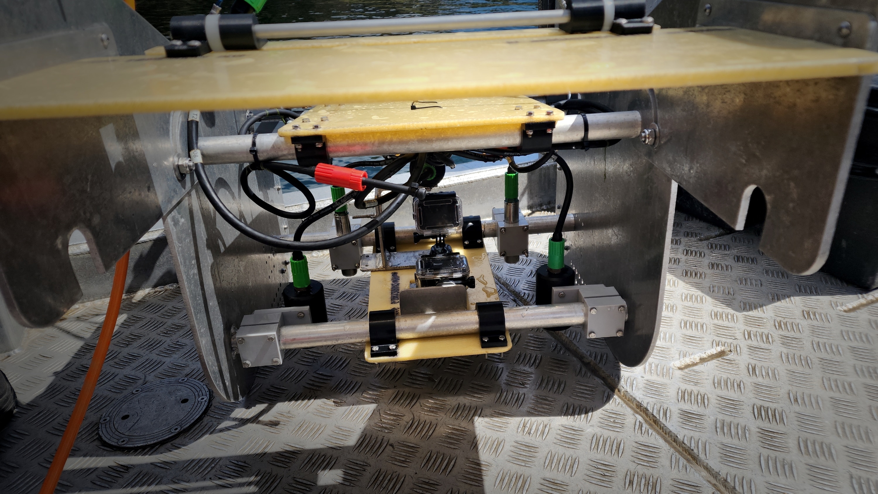 Equipamento de câmera subaquática no convés de um navio.