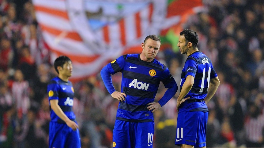 Park Ji-Sung, Wayne Rooney and Ryan Giggs of Manchester United look dejected