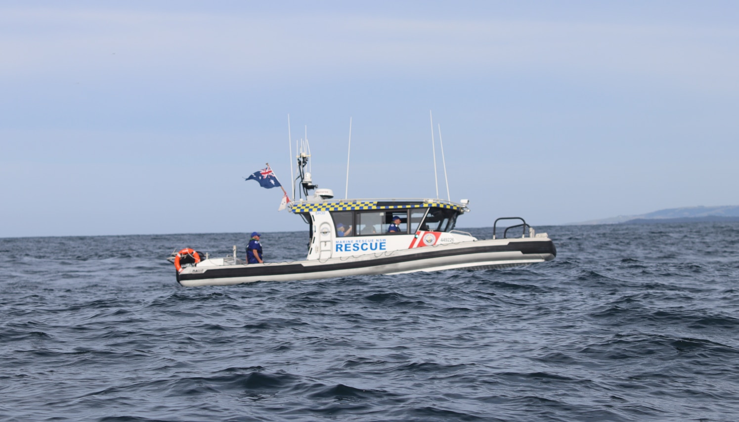 barco de resgate na água