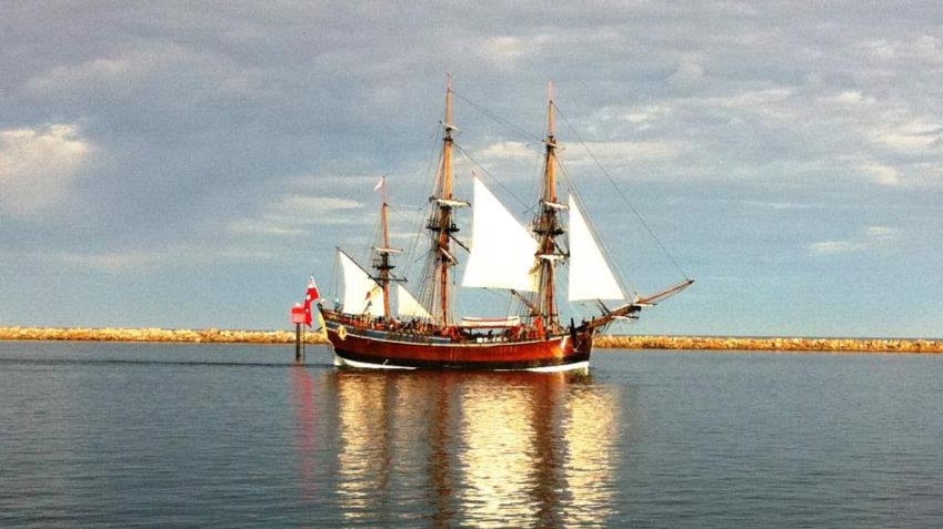 Endeavour sails into Adelaide