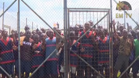 Prisoners behind a fence at the Buimo jail in PNG.