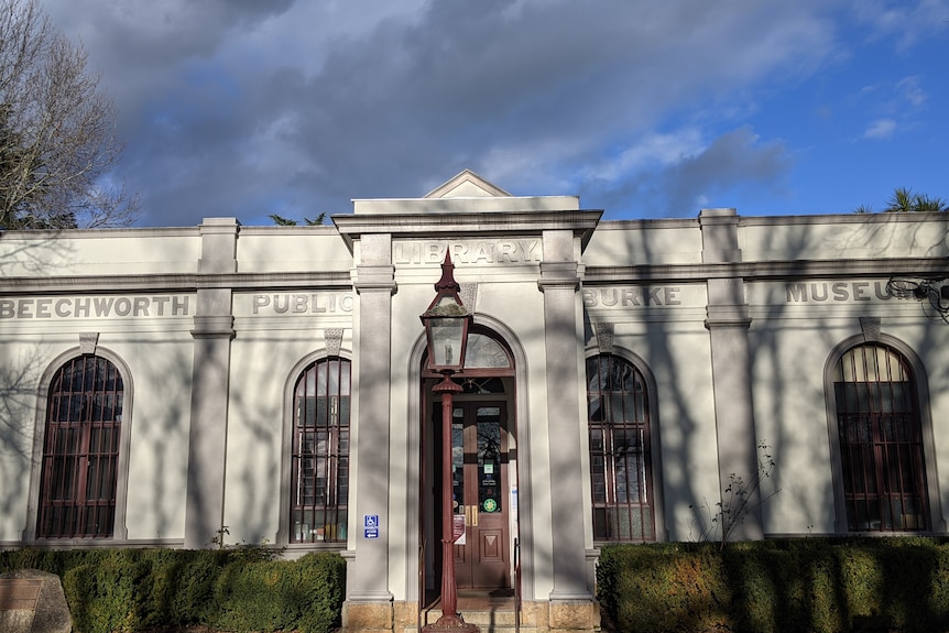 A big historic looking building that says Beechworth Public Library Burke Museum on its facade