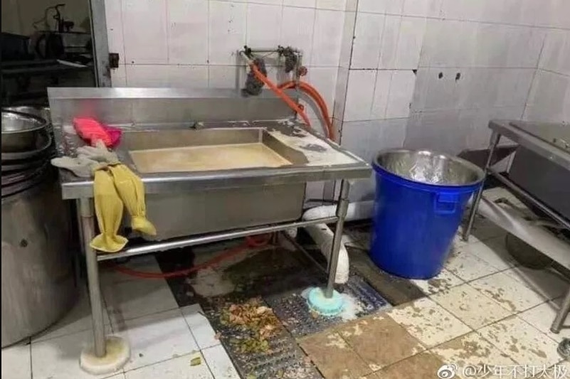 An image of a sink at a school canteen in Chengdu, where parents allege they found rotting and mouldy food.