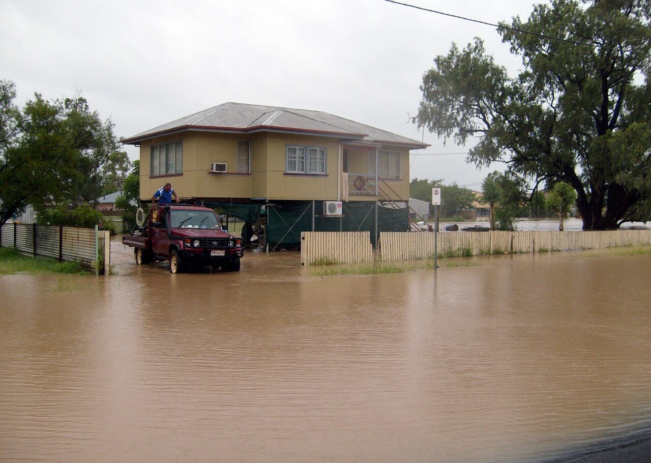Hospital evacuated as Charleville floodwaters rise - ABC News