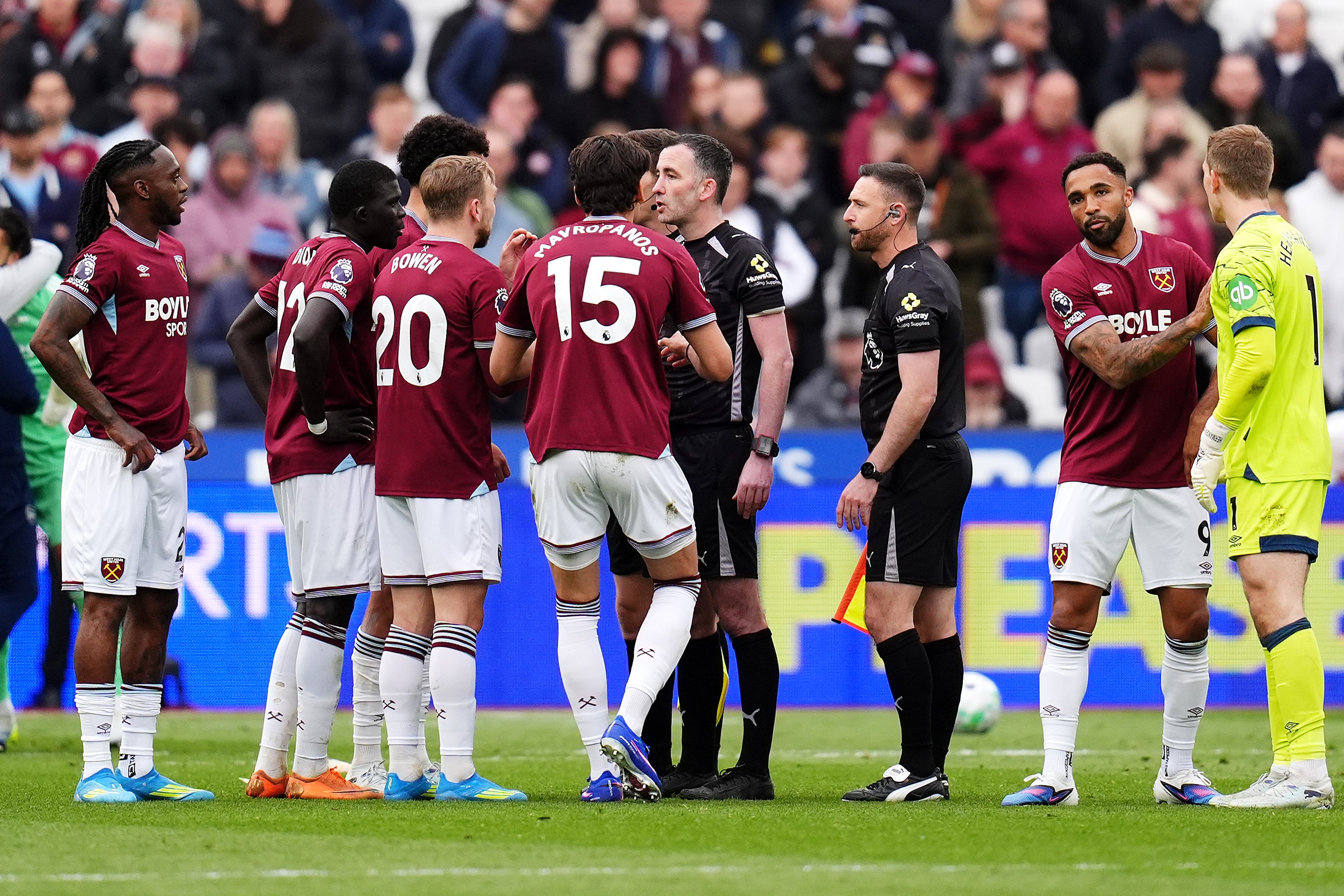 Jogadores do West Ham cercam o árbitro