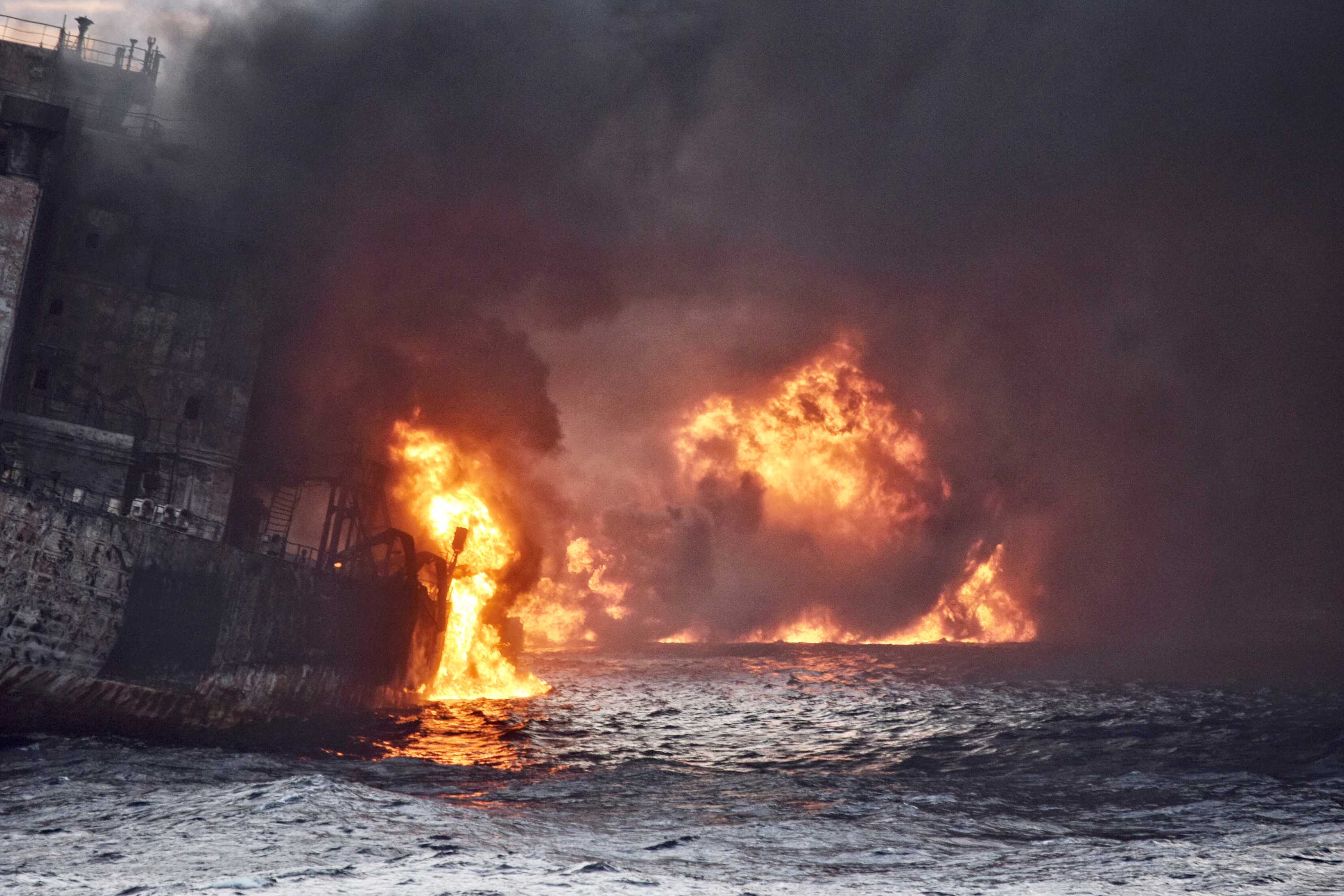 Iranian oil tanker sinks after explosion shoots flames up to 1km high - ABC News