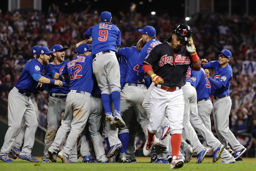 I giocatori dei Chicago Cubs festeggiano la vittoria del loro titolo dopo la settima partita delle World Series
