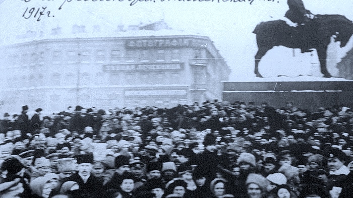 Black and white photograph of protesters in Znamenskaya Square in St Petersburg in 1917