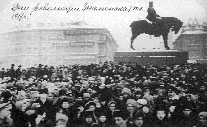 Black and white photograph of protesters in Znamenskaya Square in St Petersburg in 1917