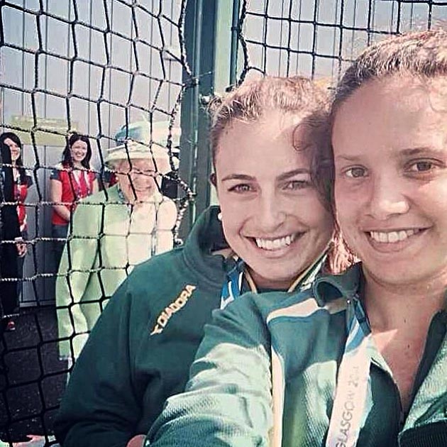 Queen Elizabeth II drops in on the Hockeyroos' selfie.