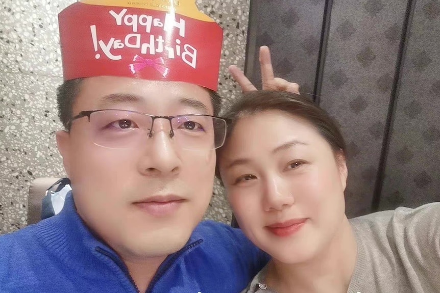 赵立坚的妻子因在公众场合不戴口罩而受到网友批评，尽管她高调宣称支持清零政策。