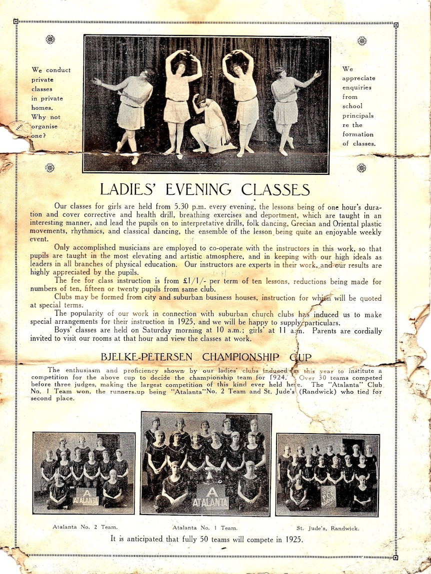 Une page en noir et blanc d'un programme de culture physique en 1924, avec des photos de femmes en tuniques dansant et en groupes.
