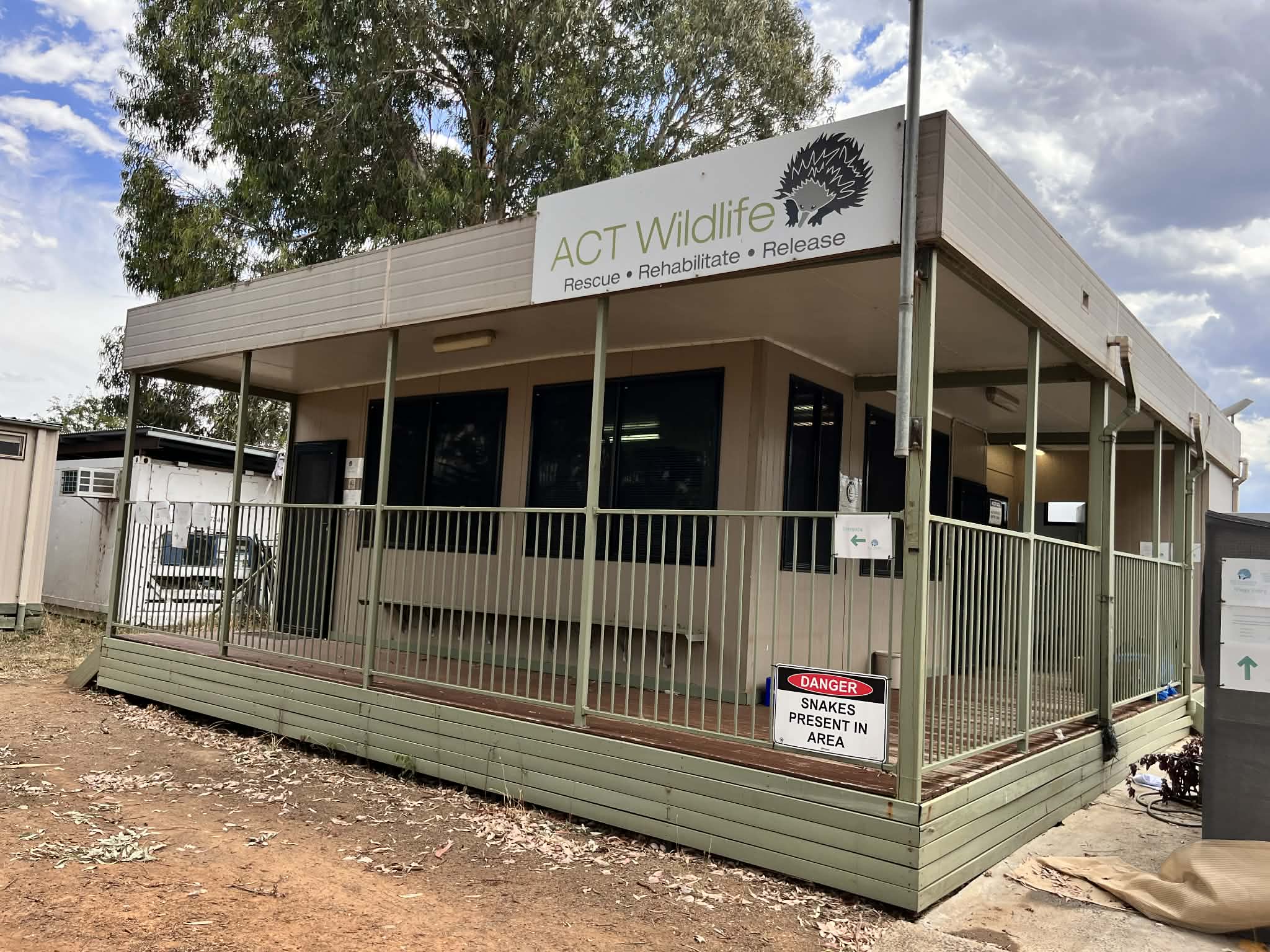 Um pequeno edifício removível com o logotipo ACT Wildlife.