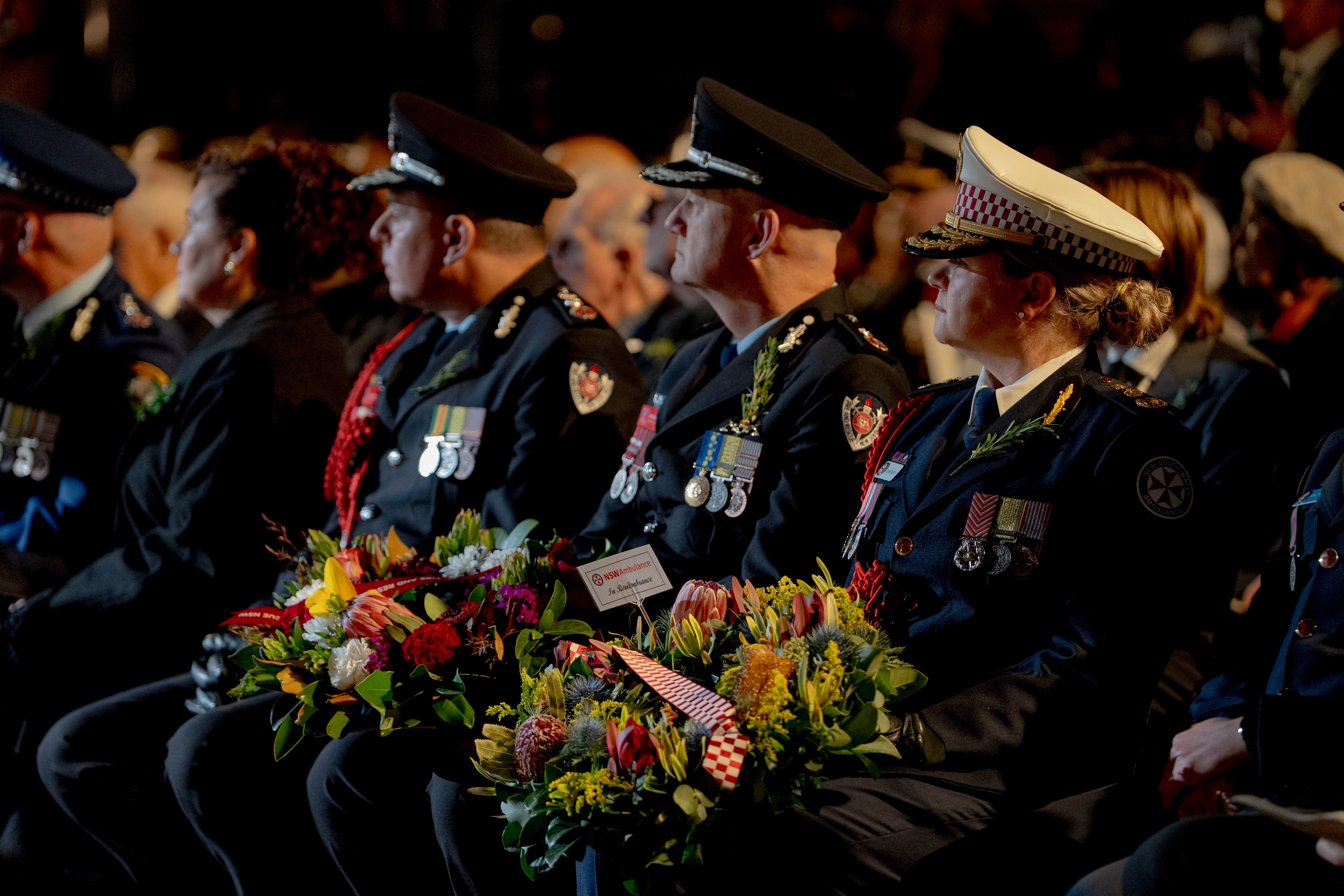 Hombres y mujeres militares se reúnen en Martin Place para el Día de Anzac.