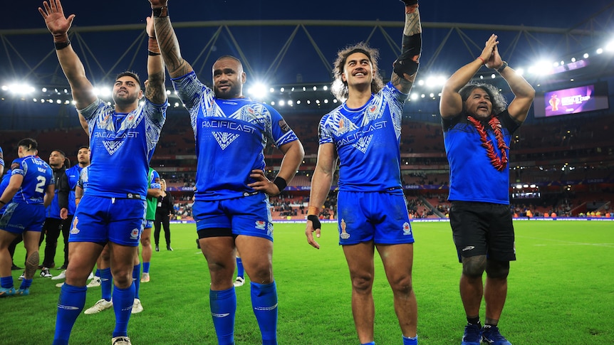 L’équipe samoane de la Coupe du monde de rugby à XV reçoit l’accueil des héros lors de son voyage de retour à Apia
