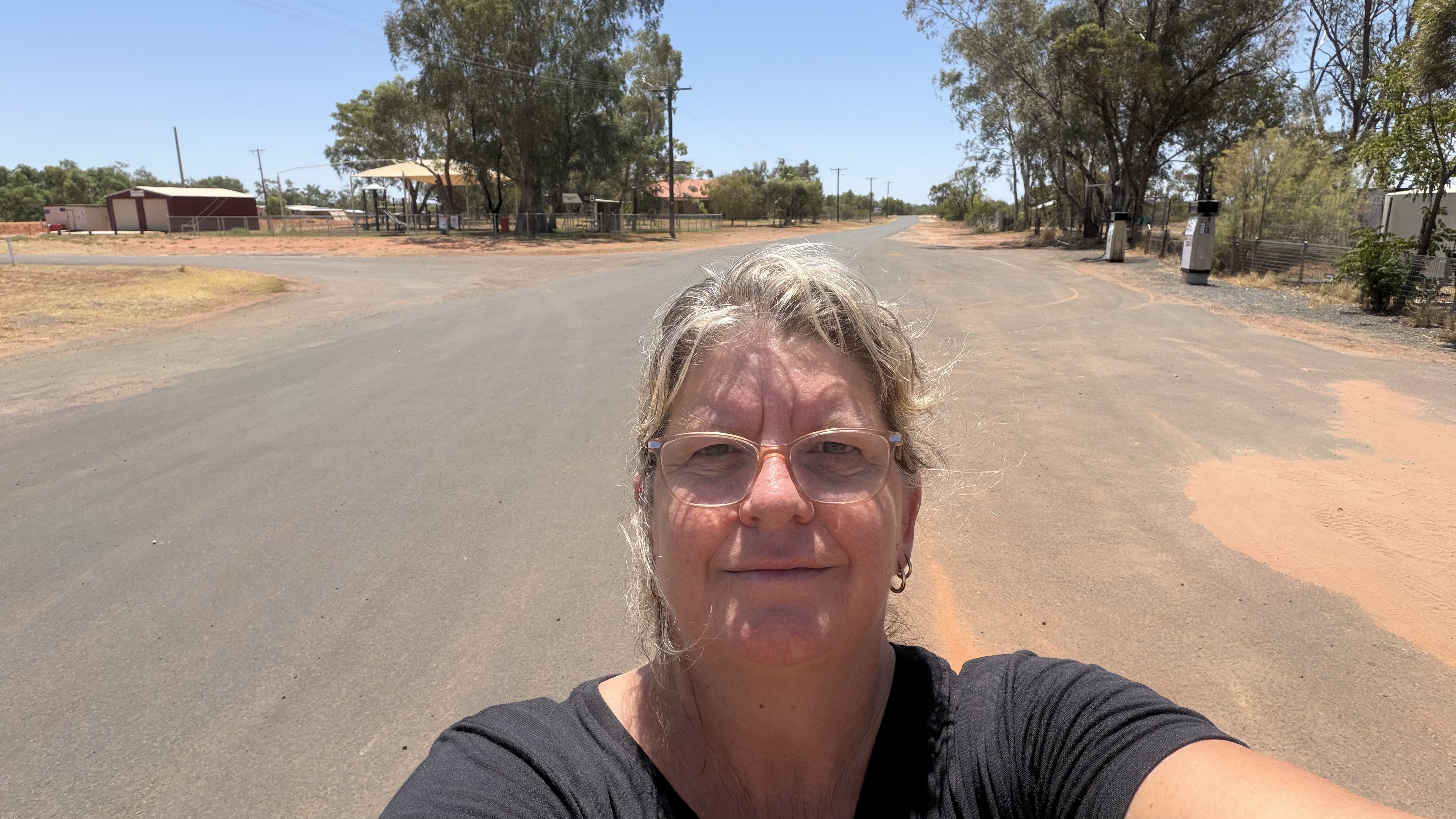 Mulher parada no meio da rua no interior de Nova Gales do Sul.