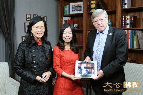 阿特金森和廖婵娥在2015年1月与采访他们的一名中国记者合影。在采访中，他们谈及与世贸基金的关系。