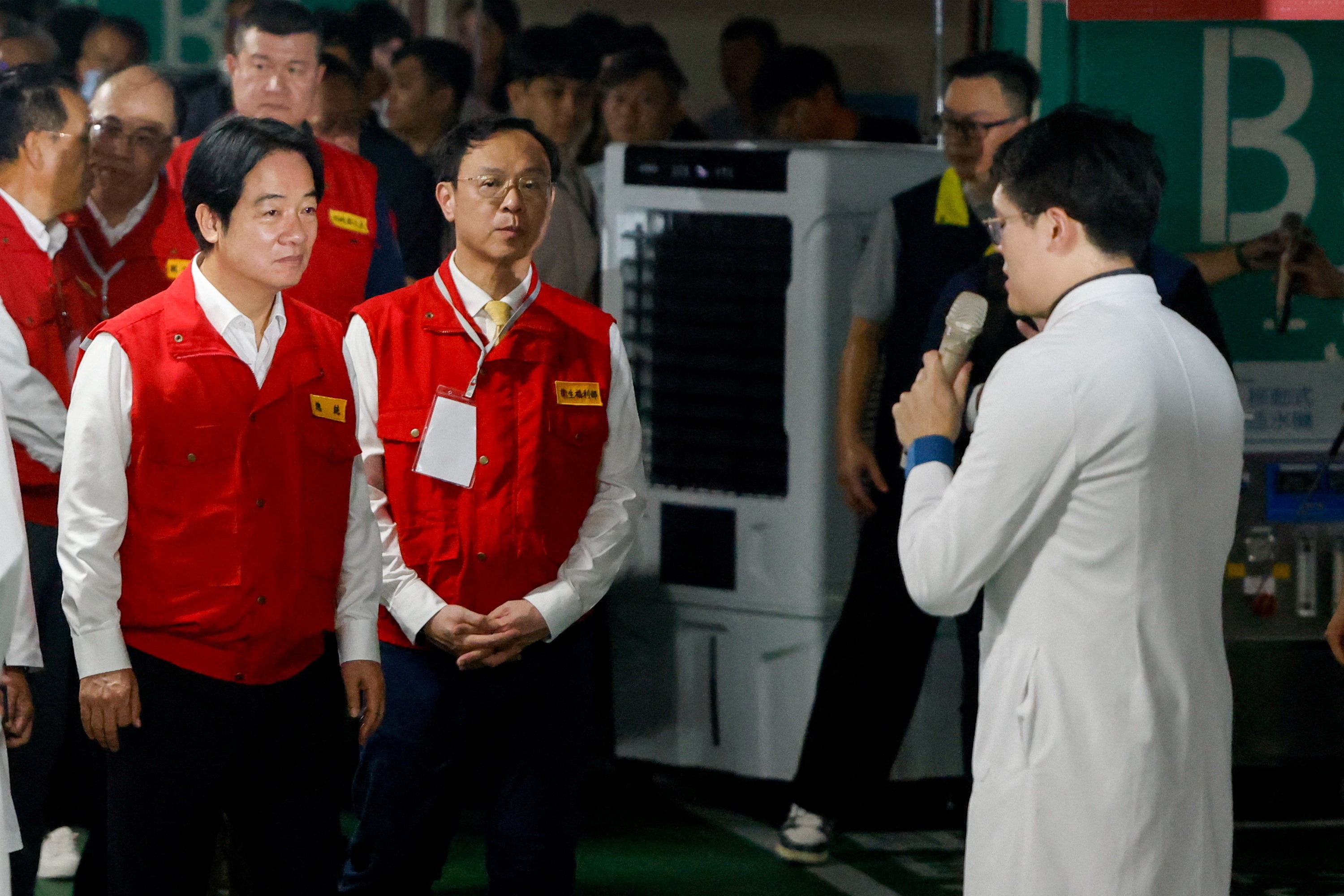 台湾总统赖清德在8月13日新北市视察了在地下停车场设立的临时医疗病房。