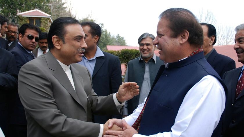 Nawaz Sharif (R) and Asif Ali Zardari signed the agreement at a news conference after a fresh round of coalition talks