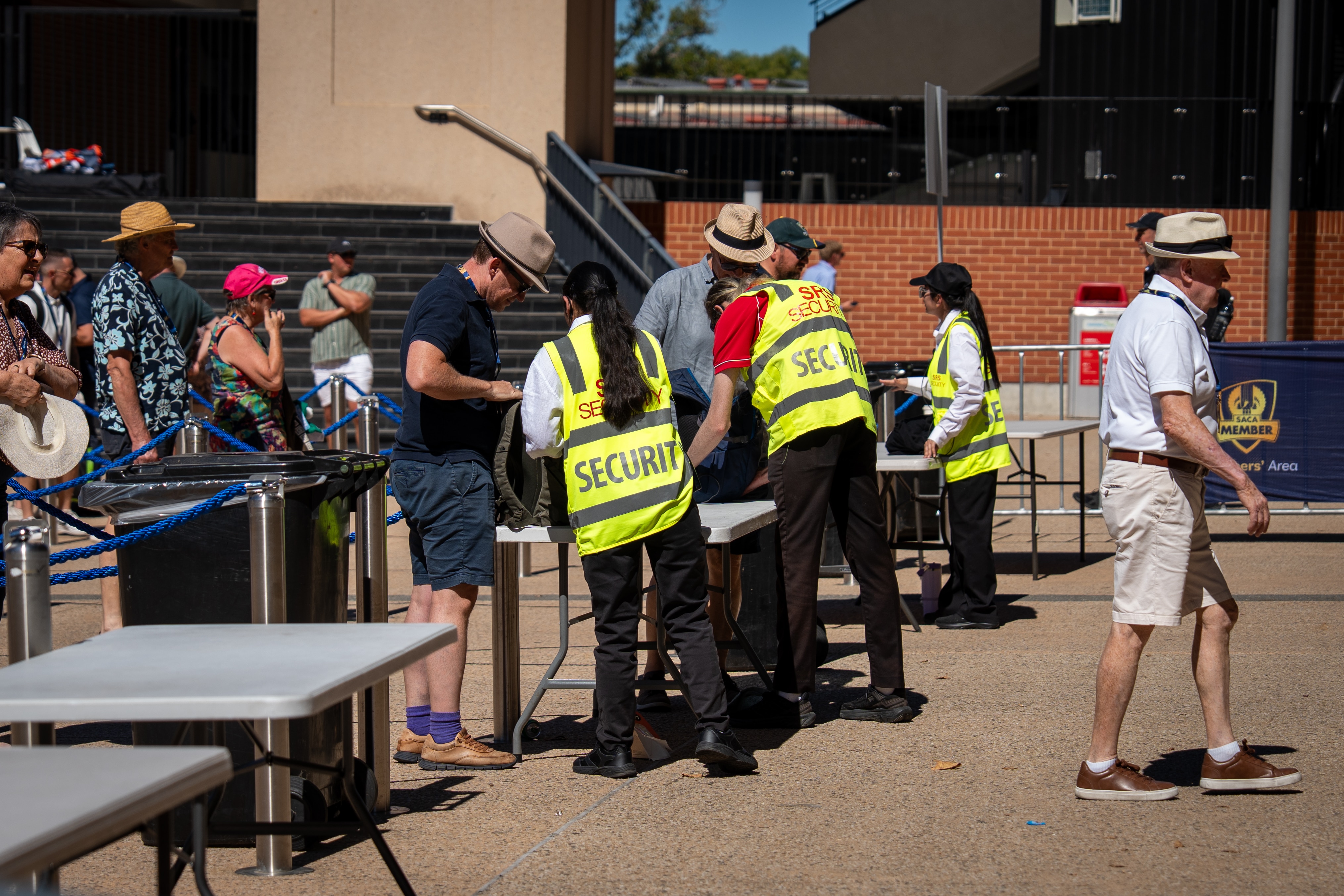 Los agentes de seguridad revisan las maletas fuera del Adelaide Oval.