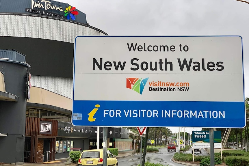 A sign outside Twin Towns SErvices Club saying 'Welcome to New South Wales'