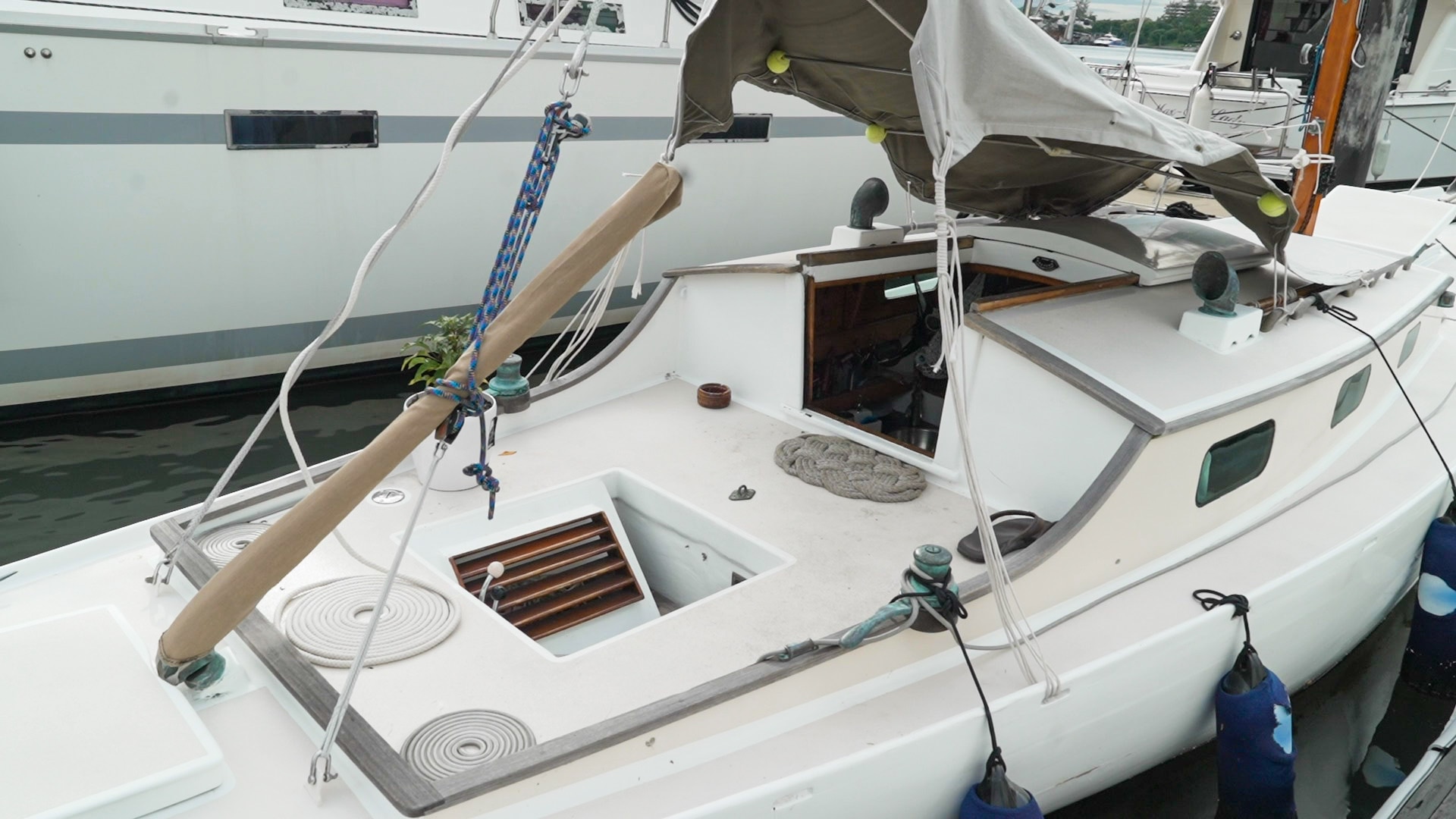 Una foto de un pequeño yate anclado en un puerto deportivo.