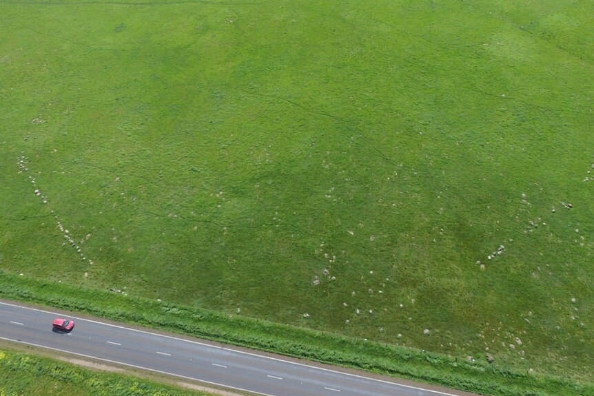 Un arrangement de pierres sur un champ herbeux dans le lac de Bolac, vu d'une perspective aérienne.
