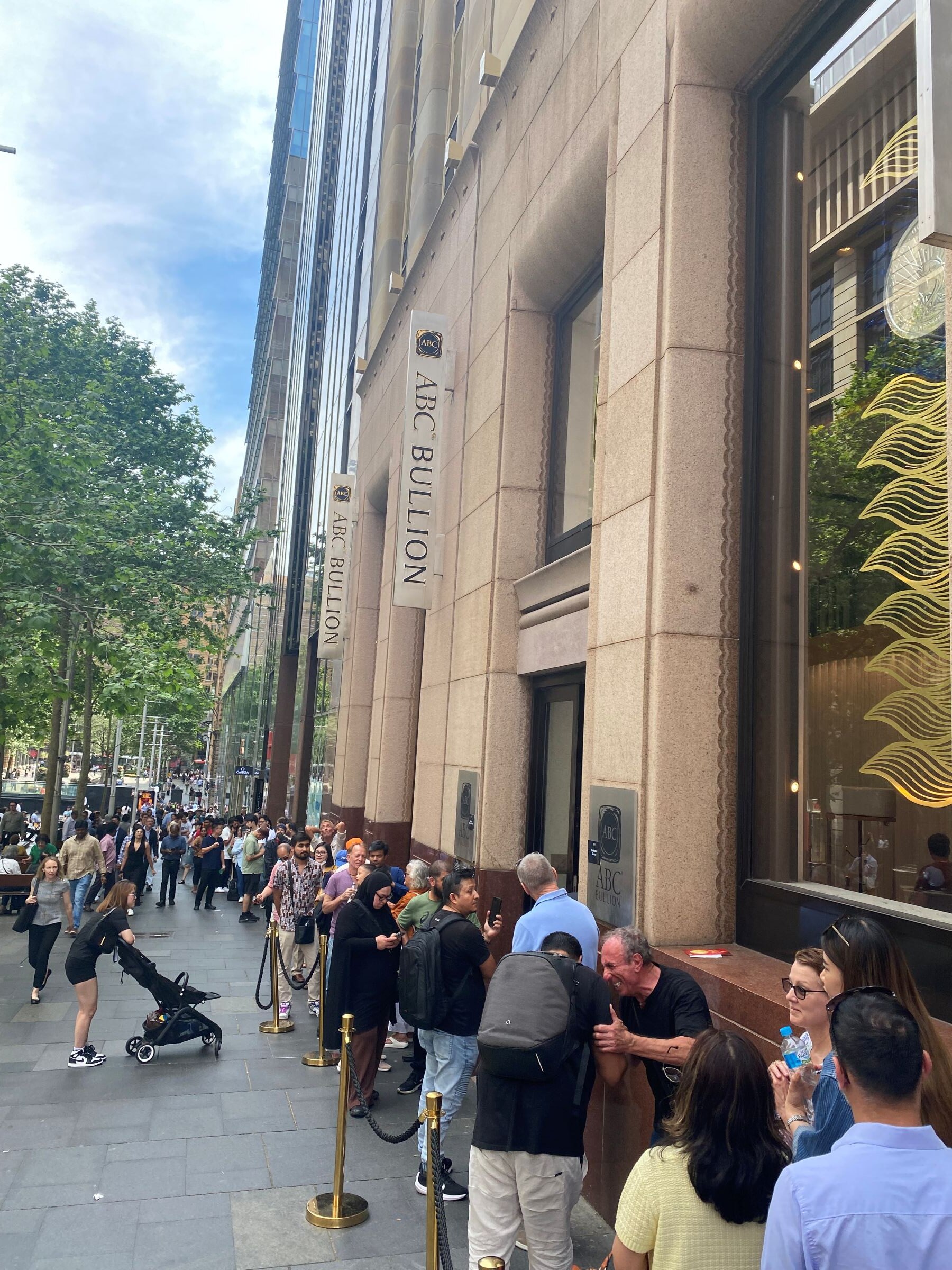 gold buyers queue sydney 20/10/25