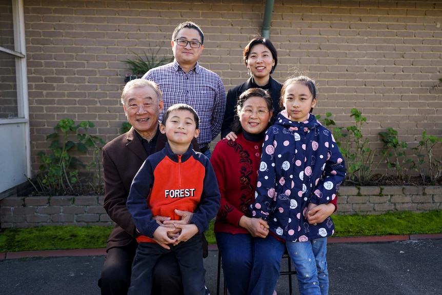 杨璐（右后方）与她的家人。
