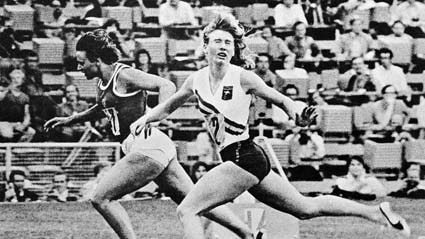 Raelene Boyle loses to Renate Stecher in the 200m final of the 1972 Munich Olympics