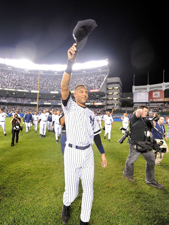 Derek Jeter waves goodbye to Yankee Stadium