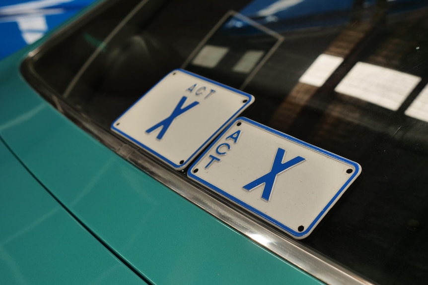 A close up of an ACT number plate with the letter X. 