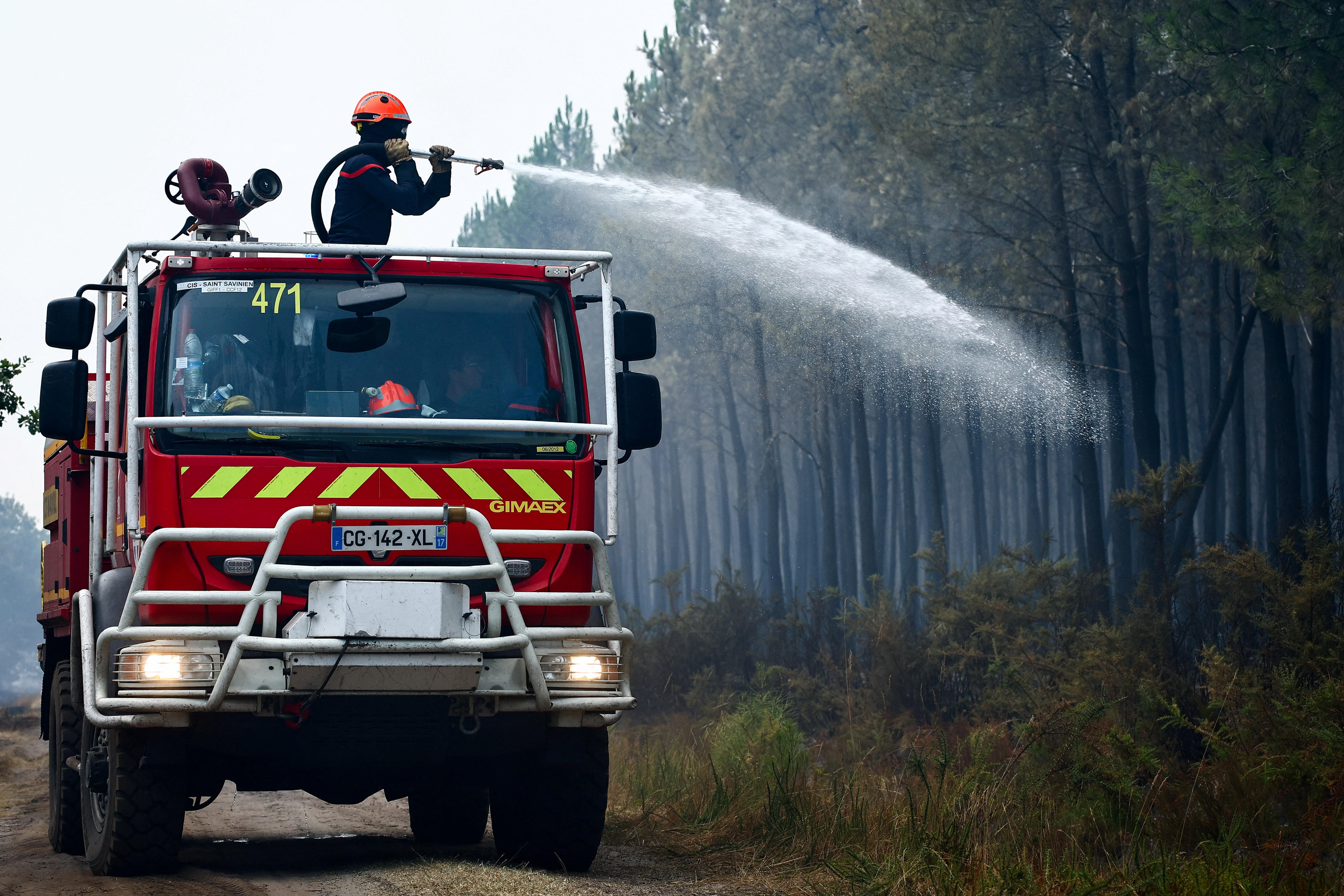 France and Spain race to curb wildfires before new heatwave arrives