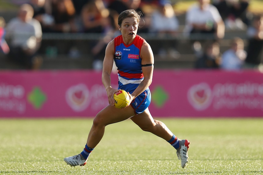 Ellie Blackburn looks to kick for the Bulldogs. 