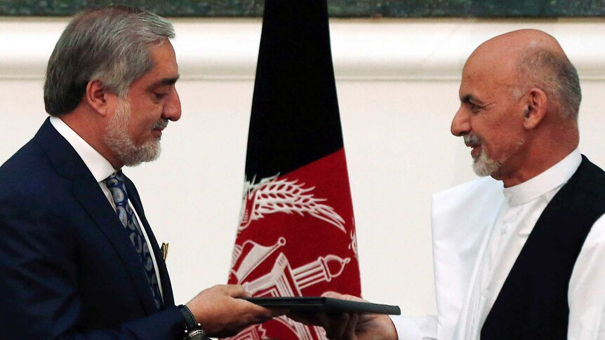 Afghanistan presidential rivals to share power