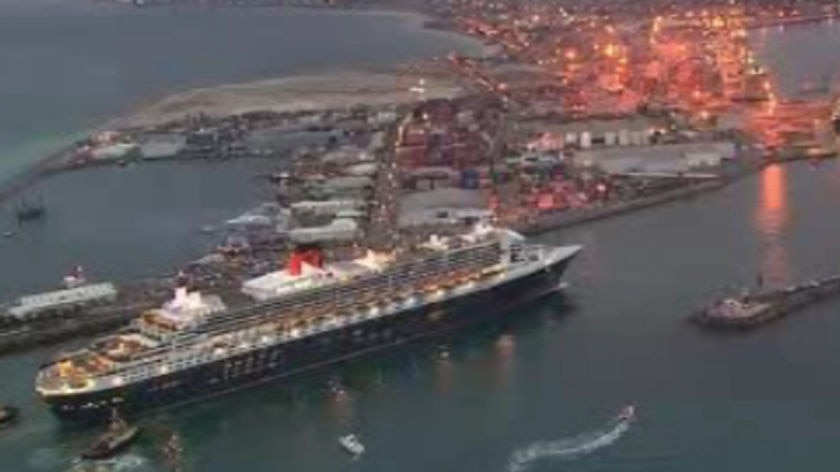 Queen Mary 2 sails into Fremantle Harbour