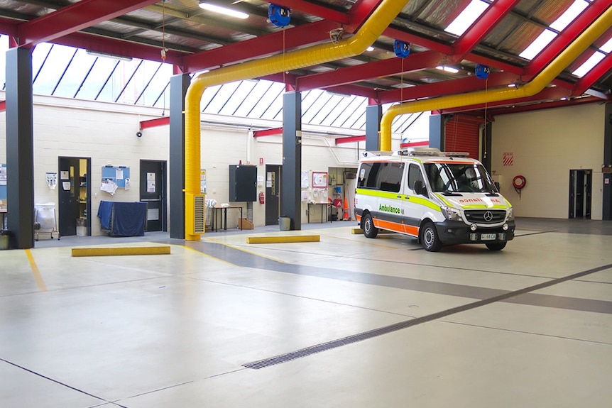 Une ambulance garée à l'intérieur du dépôt Ambulance Tasmania.