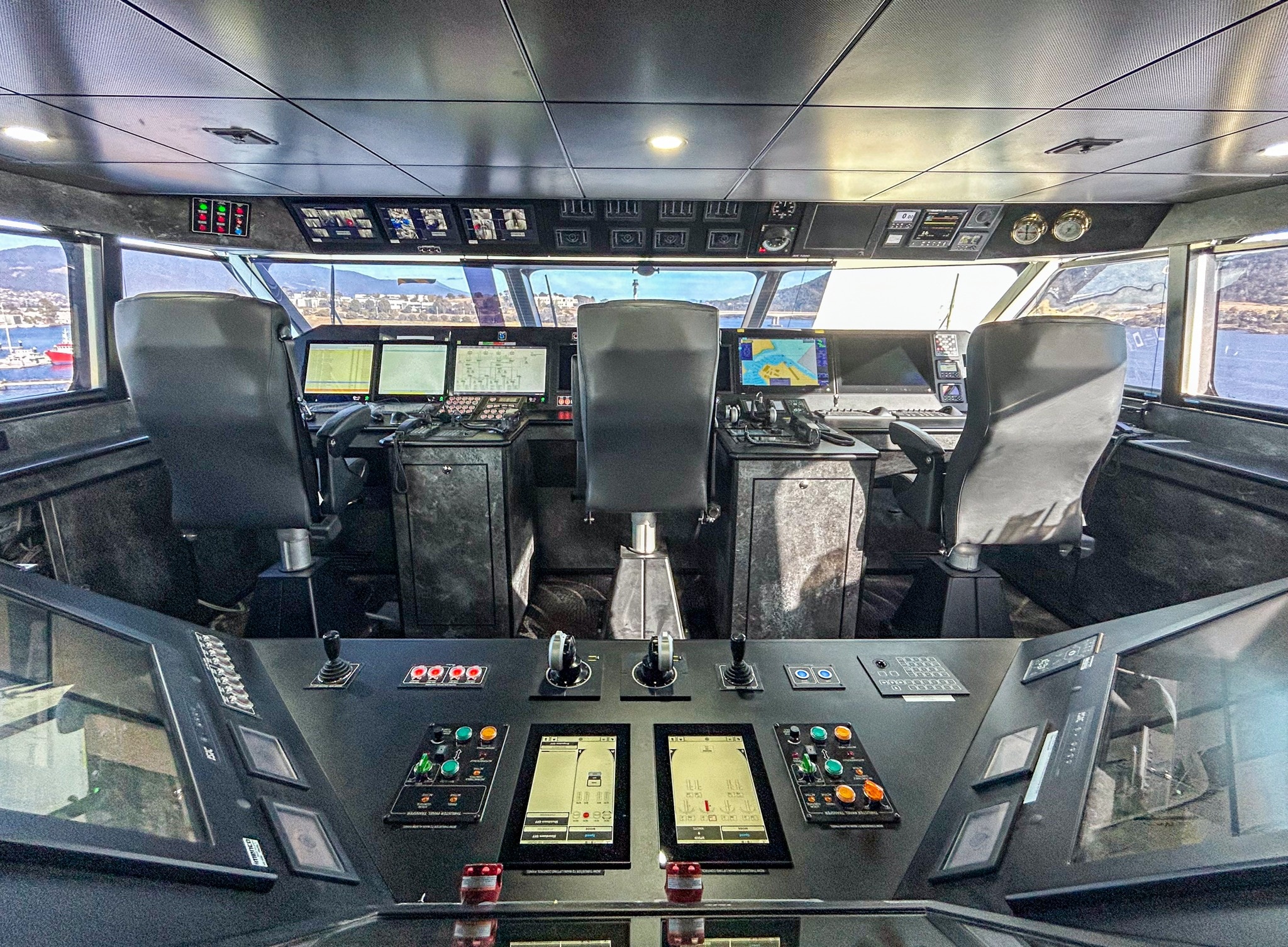 Vista de la timonera del gran barco.