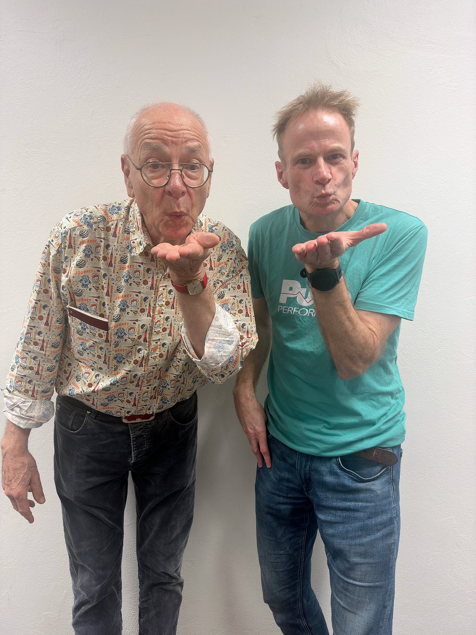 El Dr. Karl Kruszelnicki y el Profesor Richard Scolyer lanzan un beso a la cámara