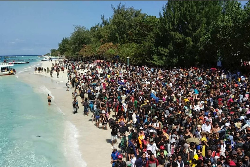 Hundreds wait on Gili Air beach after Indonesian quake