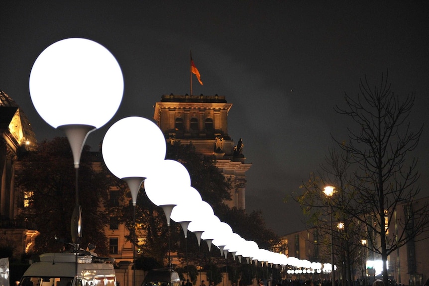 Berlin Wall 2 baloons