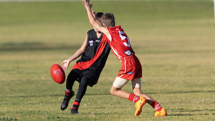 Junior AFL à Broken Hill sous le microscope après que les équipes aient eu du mal à obtenir des chiffres