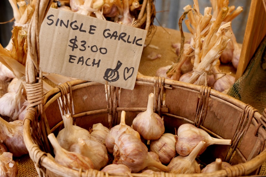 Garlic in a basket mark "$3 each".