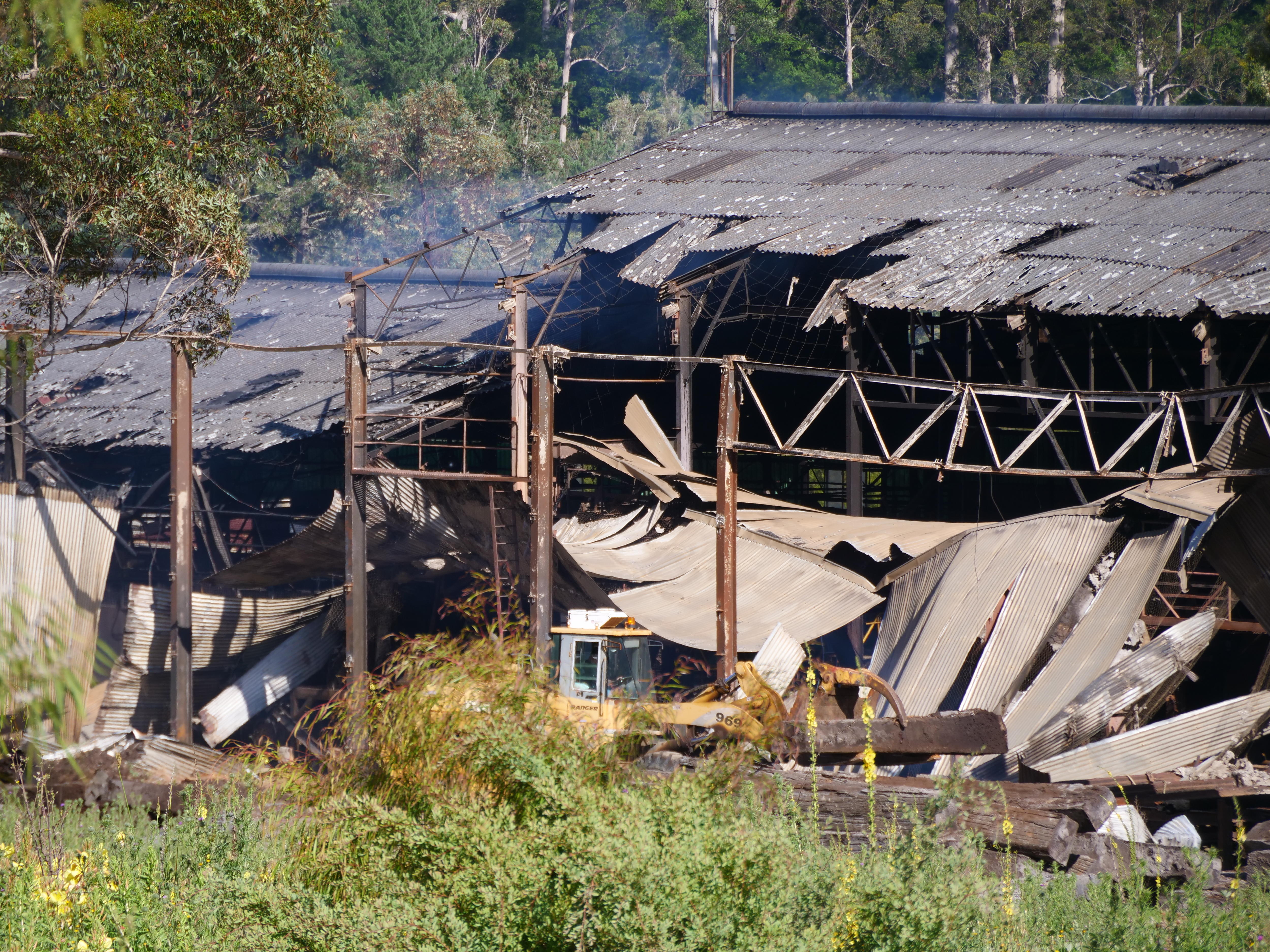 Concerns over asbestos risk after historic WA timber mill gutted by fire